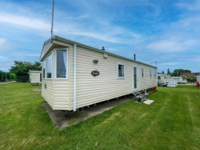 Lovely 8 Berth Caravan At Breydon Water Park, Nearby Norfolk Broads Ref 10111B